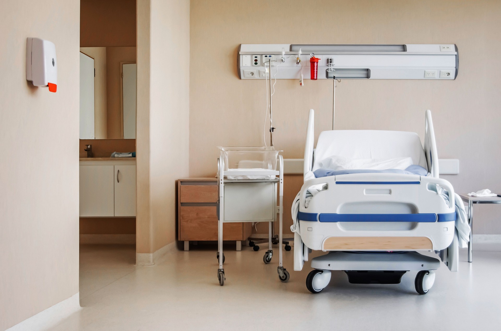 Cama de hospital y cuna para un recién nacido,